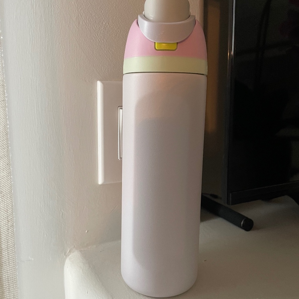 BRAND NEW Owala FreeSip Insulated Stainless Steel Water Bottle
